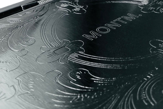 Porta Tabaco com espaço para Sedas
— Case MONTM. Gravado em metal polido.