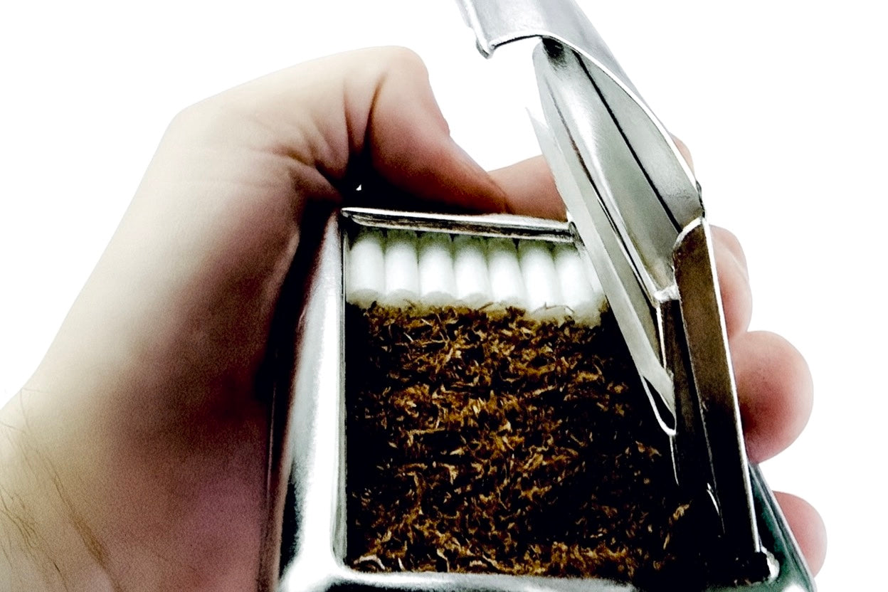 Porta Tabaco com espaço para Sedas
— Case MONTM. Gravado em metal polido.