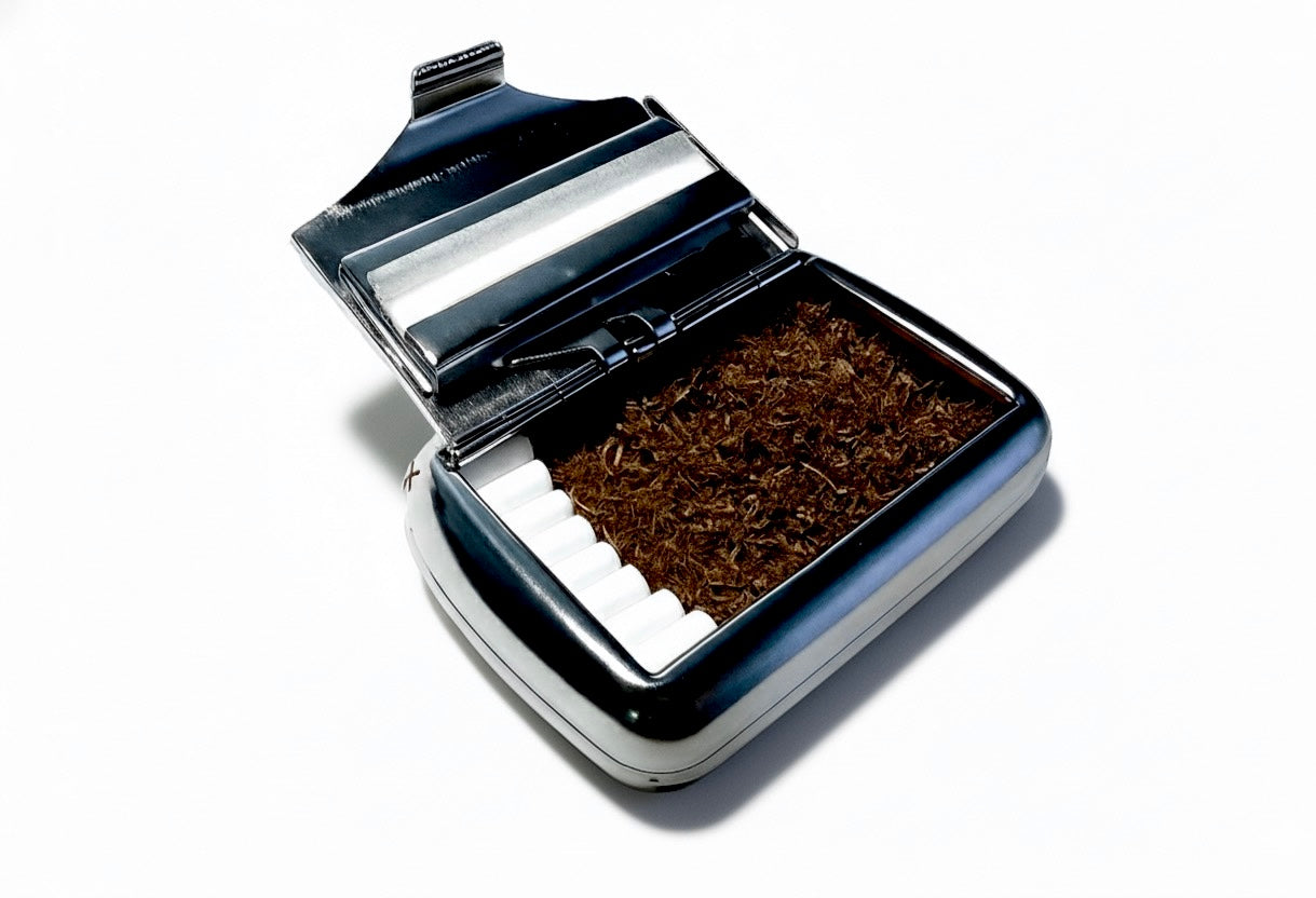 Porta Tabaco com espaço para Sedas
 — Case MONTM. Gravado em metal polido.