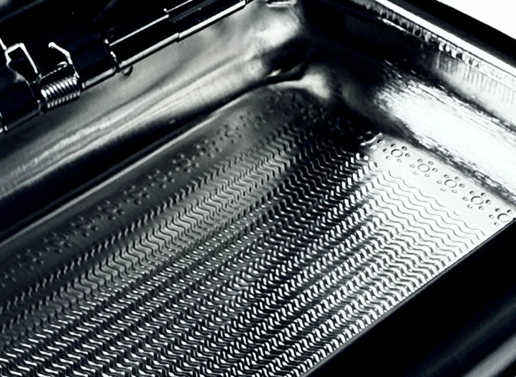 Porta Tabaco com espaço para Sedas
 — Case MONTM. Gravado em metal polido.