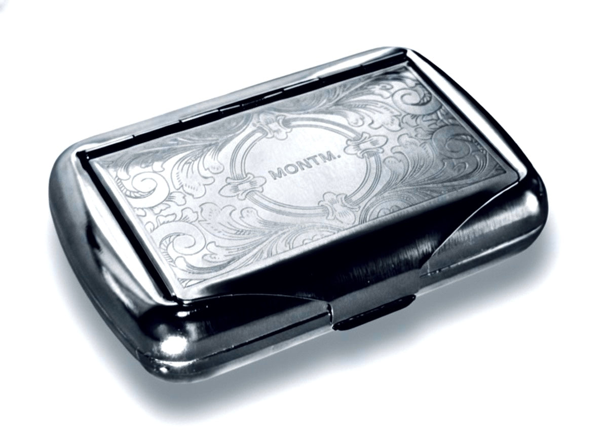 Porta Tabaco com espaço para Sedas
 — Case MONTM. Gravado em metal polido.