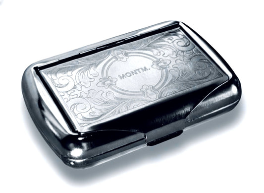 Porta Tabaco com espaço para Sedas
 — Case MONTM. Gravado em metal polido.